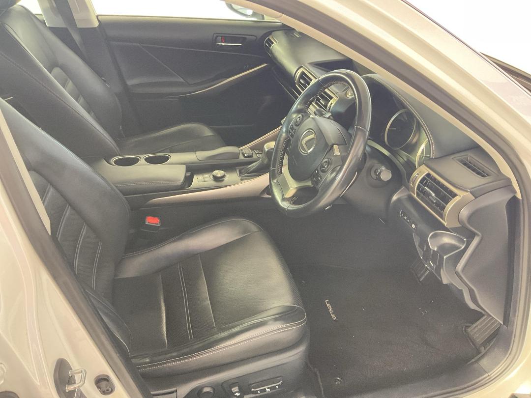 Photo '16' of Lexus IS200T