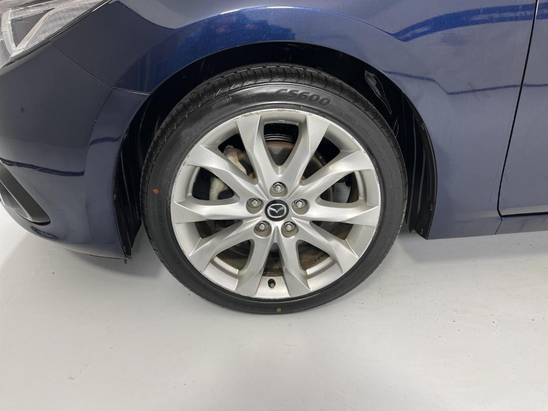 Photo '10' of Mazda Axela