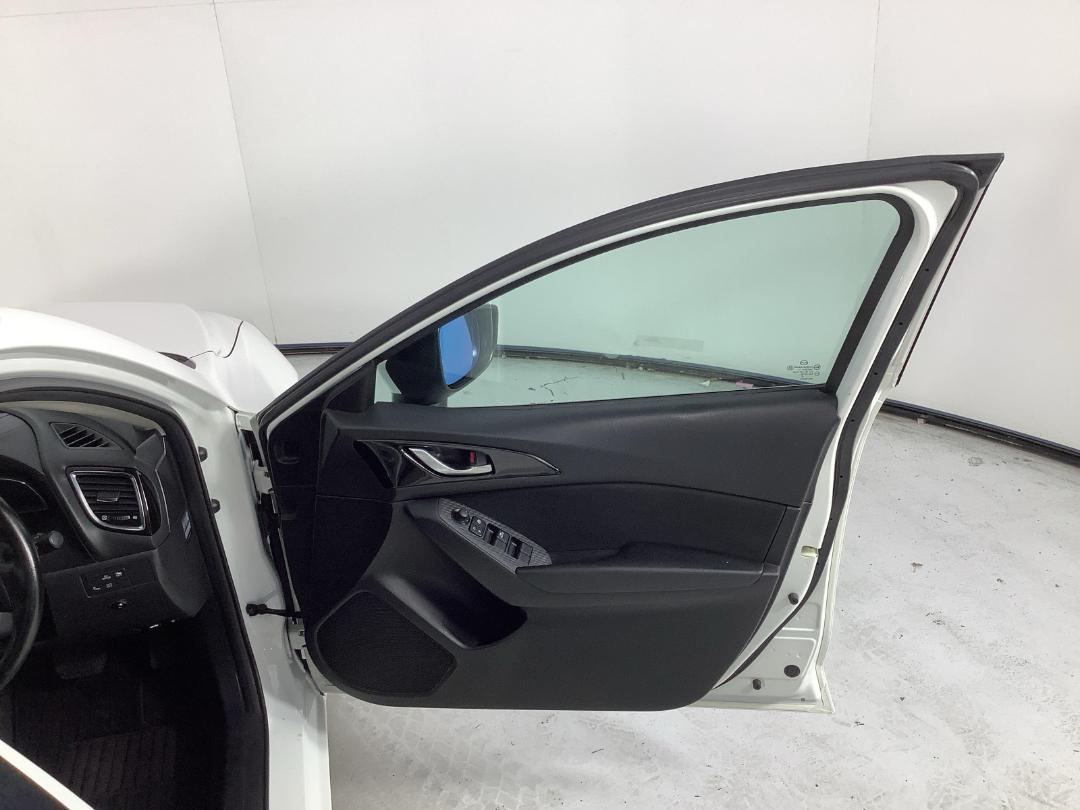 Photo '15' of Mazda Axela