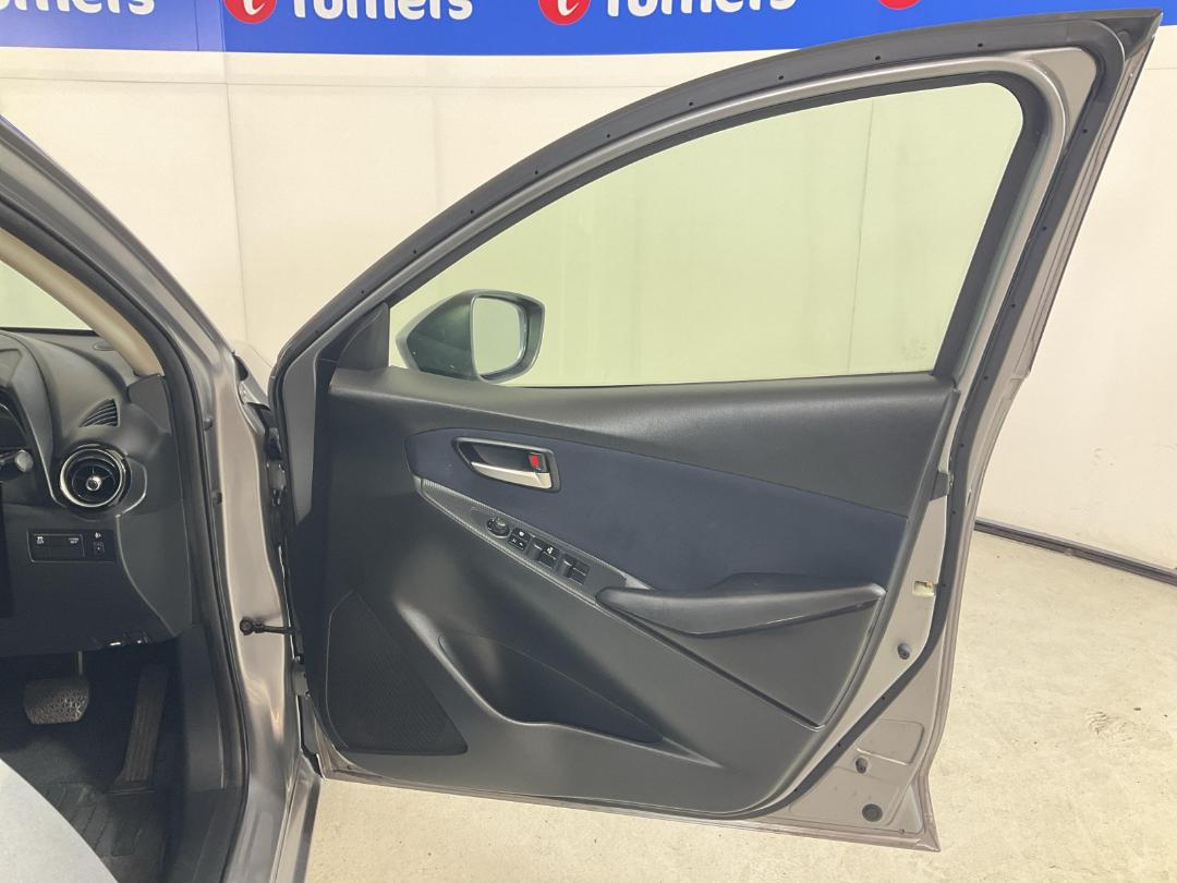 Photo '15' of Mazda Demio