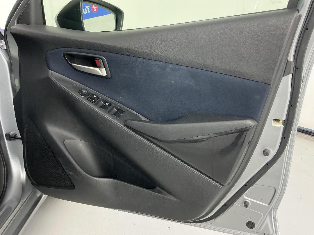 Photo '15' of Mazda Demio Photo '15' of Mazda Demio