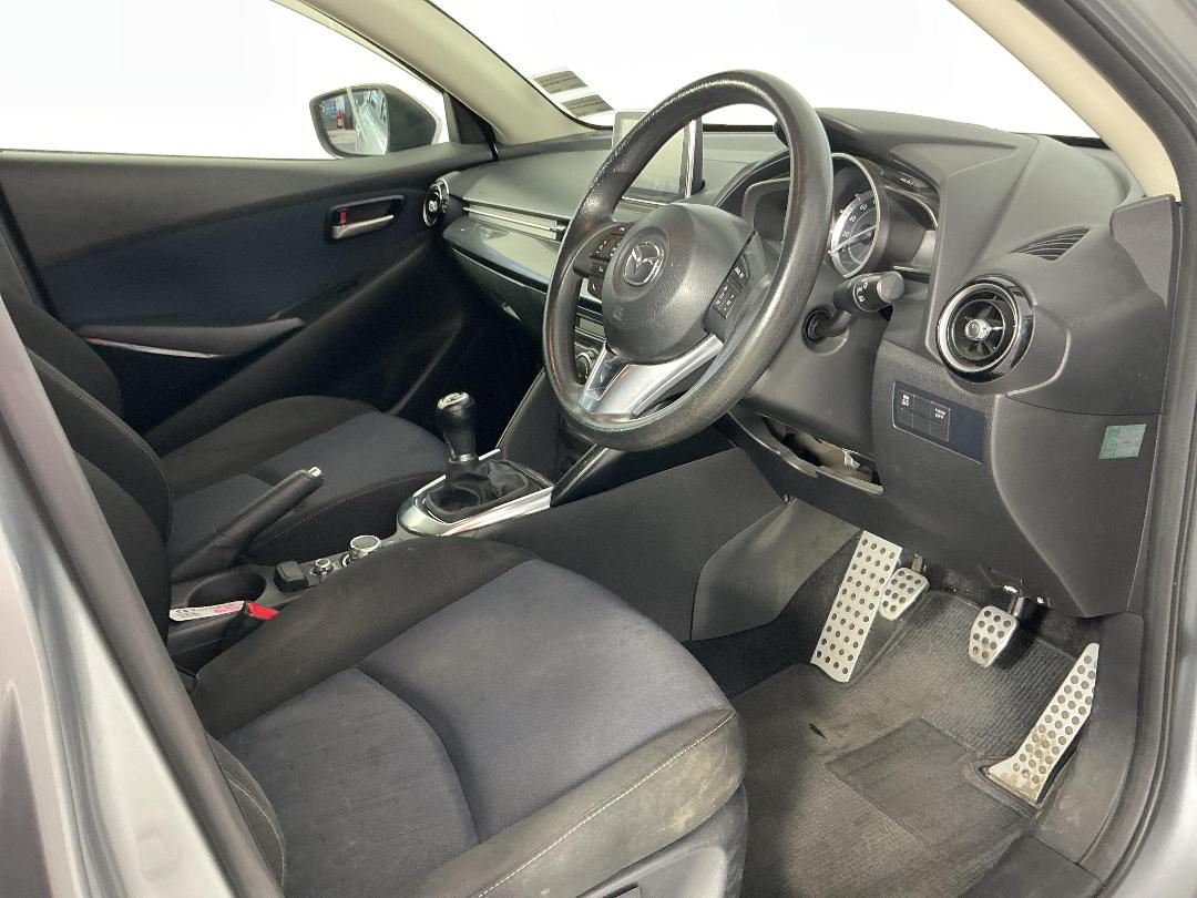 Photo '16' of Mazda Demio Photo '16' of Mazda Demio