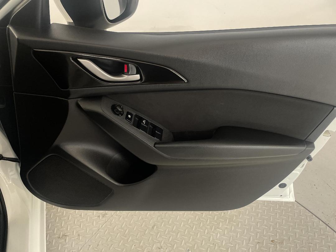 Photo '15' of Mazda Mazda3