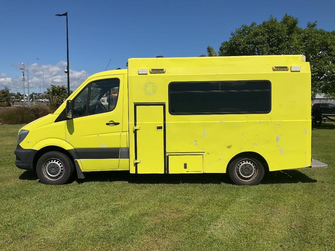 Photo '13' of Mercedes-Benz Sprinter M-B 319 SPRINTER CC Ambulance Photo '13' of Mercedes-Benz Sprinter M-B 319 SPRINTER CC Ambulance