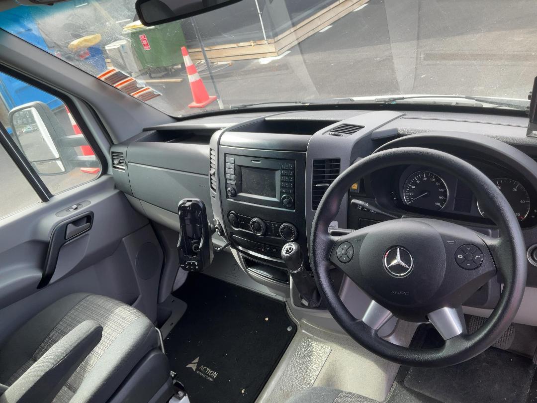 Photo '18' of Mercedes-Benz Sprinter Camper 519 CDI 4325L Box Body Photo '18' of Mercedes-Benz Sprinter Camper 519 CDI 4325L Box Body