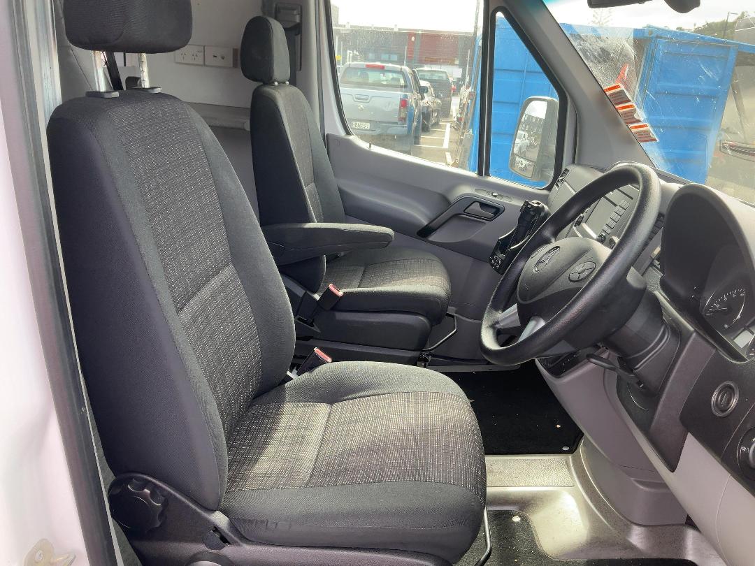 Photo '21' of Mercedes-Benz Sprinter Camper 519 CDI 4325L Box Body Photo '21' of Mercedes-Benz Sprinter Camper 519 CDI 4325L Box Body