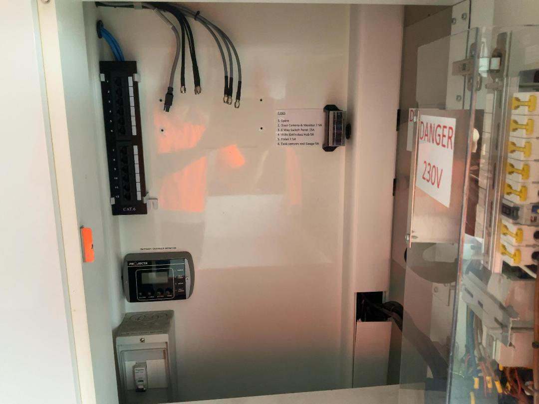 Photo '30' of Mercedes-Benz Sprinter Camper 519 CDI 4325L Box Body Photo '30' of Mercedes-Benz Sprinter Camper 519 CDI 4325L Box Body