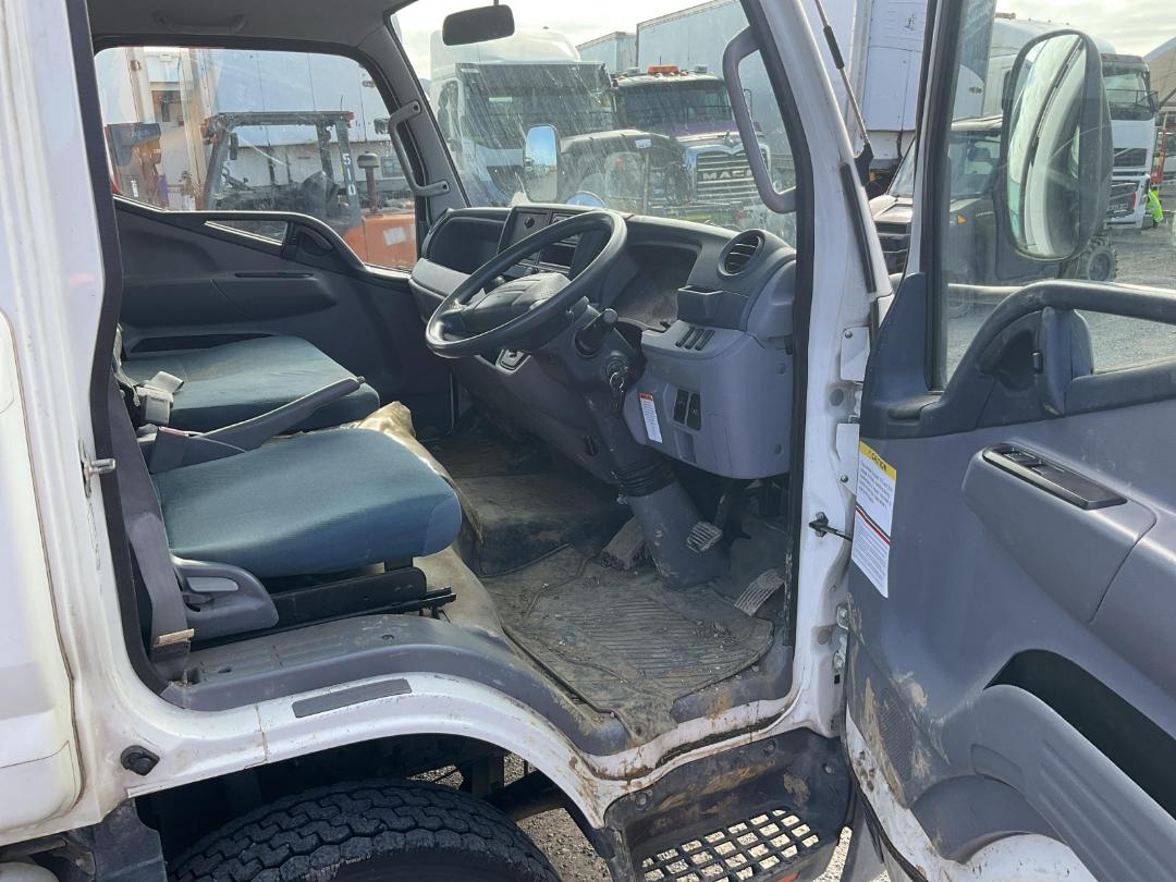 Photo '38' of Mitsubishi Canter FLAT DECK Flat Deck