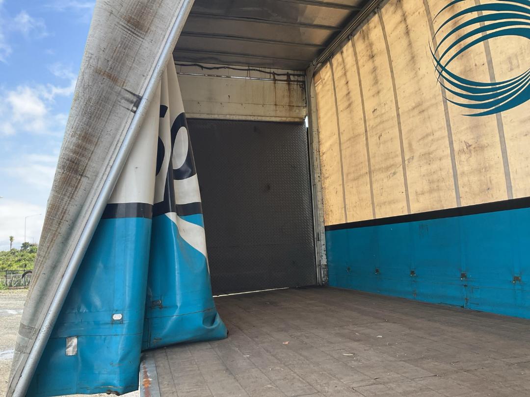 Photo '22' of Mitsubishi Fuso Fighter FM280M1 Curtainsider