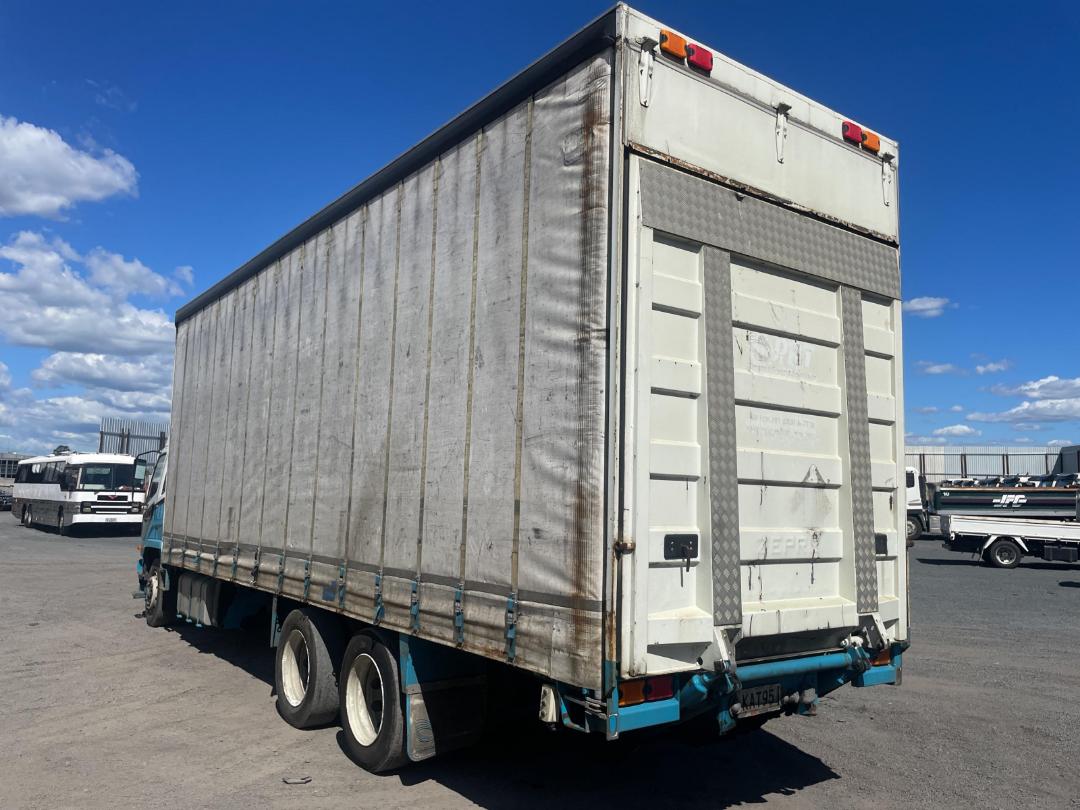 Photo '6' of Mitsubishi Fuso Fighter FU281U1 Curtainsider