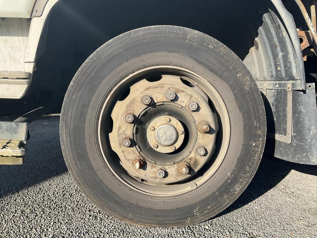 Photo '29' of Mitsubishi Fuso FU281R1 Curtainsider