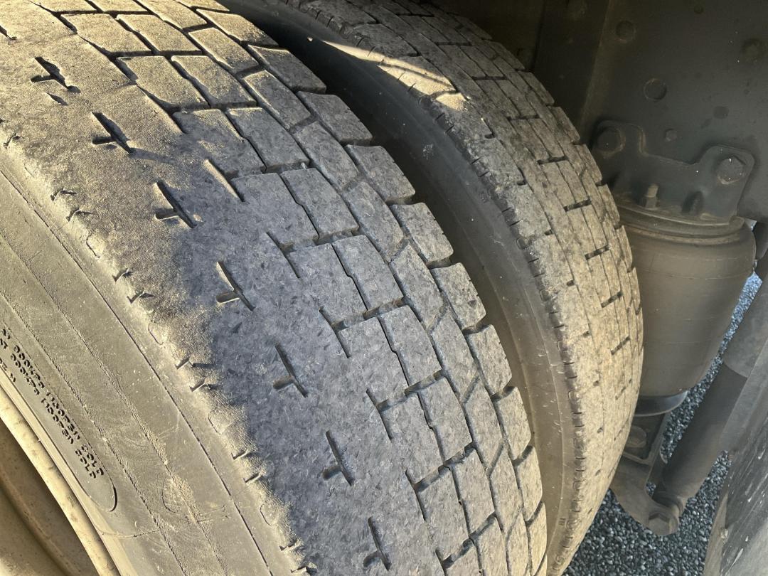 Photo '32' of Mitsubishi Fuso FU281R1 Curtainsider