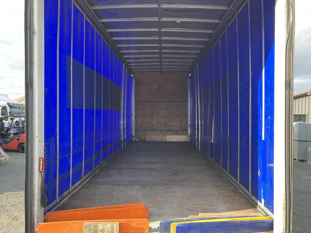 Photo '19' of Mitsubishi Fuso FU281R1 Curtainsider