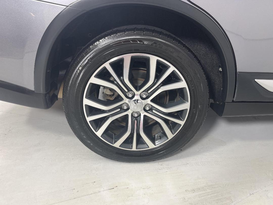 Photo '12' of Mitsubishi Outlander