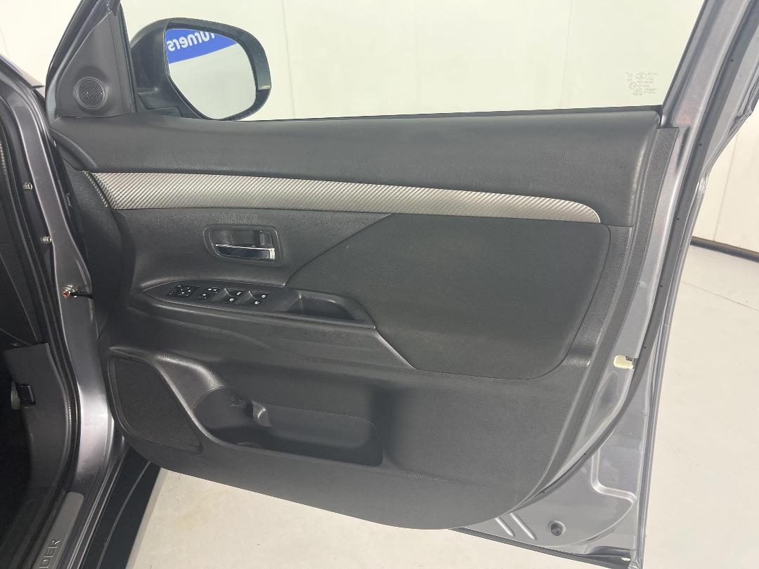 Photo '15' of Mitsubishi Outlander