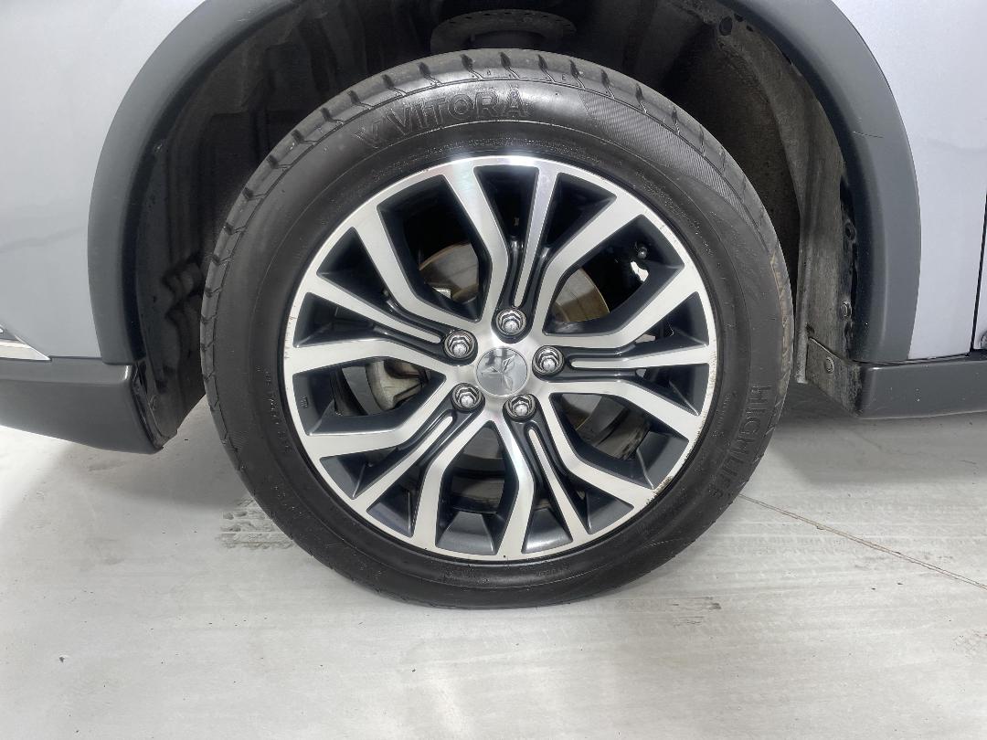 Photo '10' of Mitsubishi Outlander