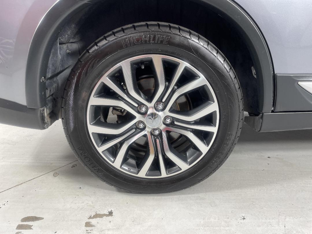 Photo '12' of Mitsubishi Outlander