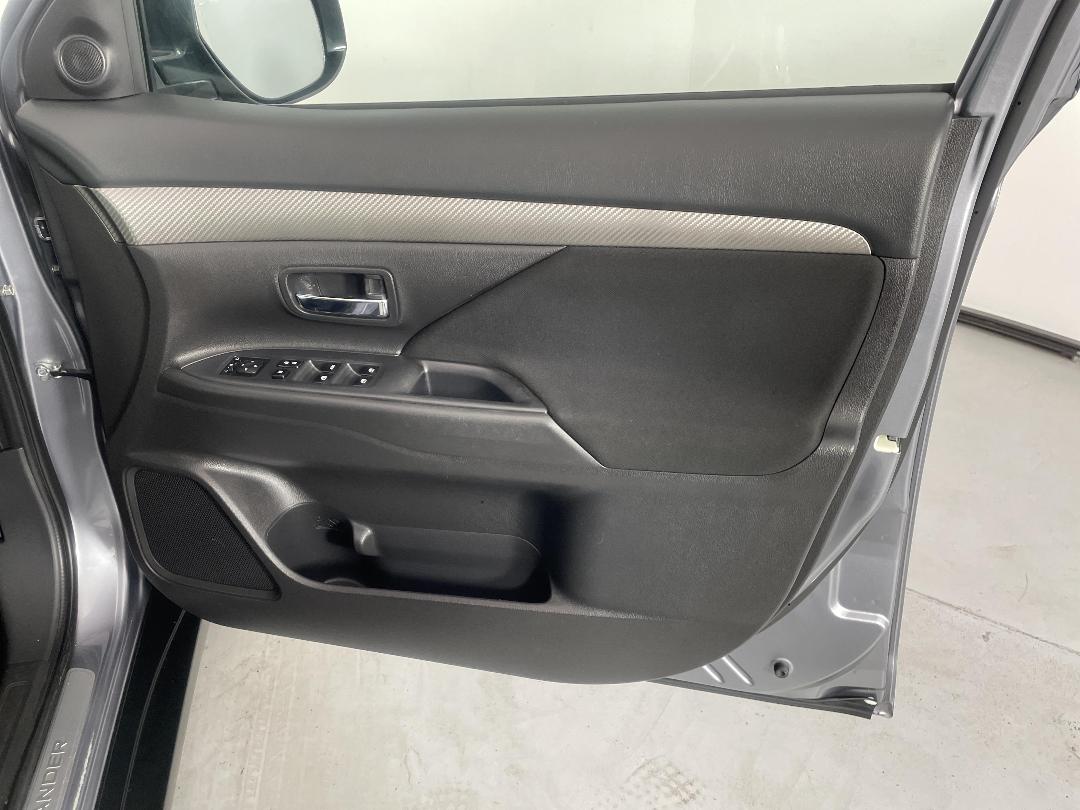 Photo '15' of Mitsubishi Outlander