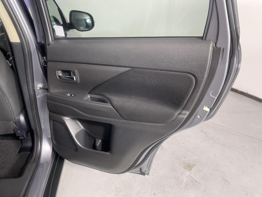 Photo '19' of Mitsubishi Outlander