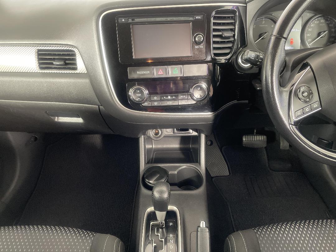 Photo '18' of Mitsubishi Outlander