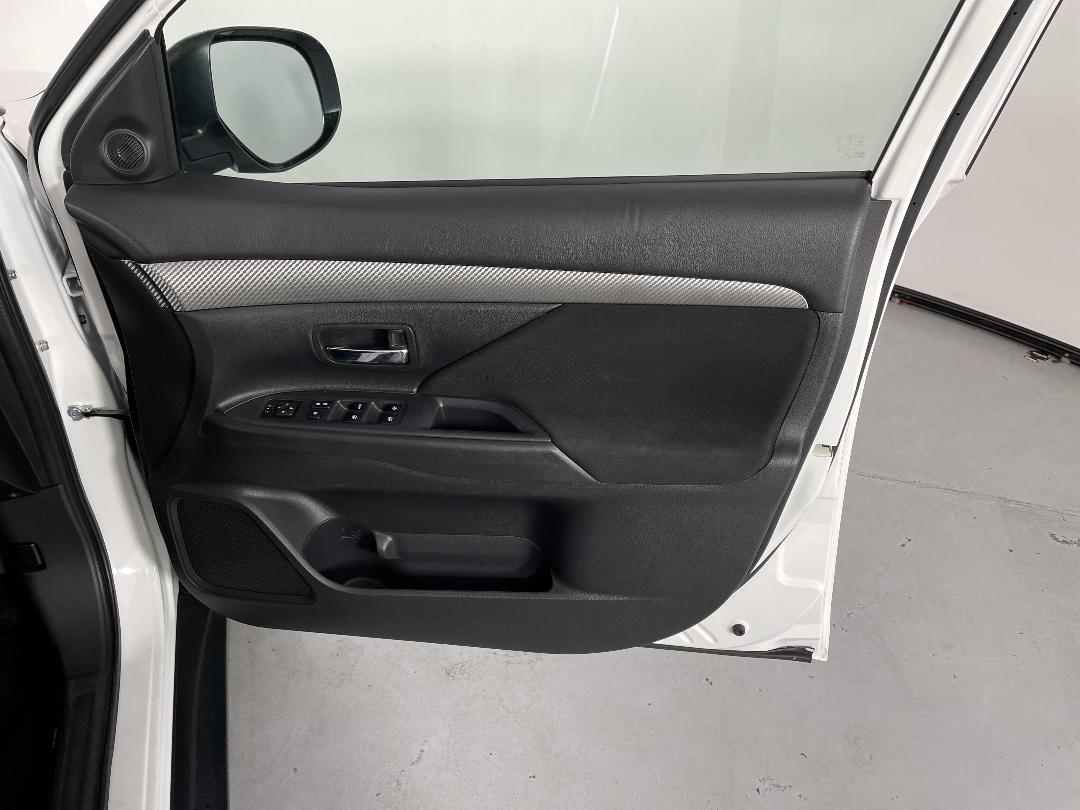 Photo '15' of Mitsubishi Outlander Photo '15' of Mitsubishi Outlander