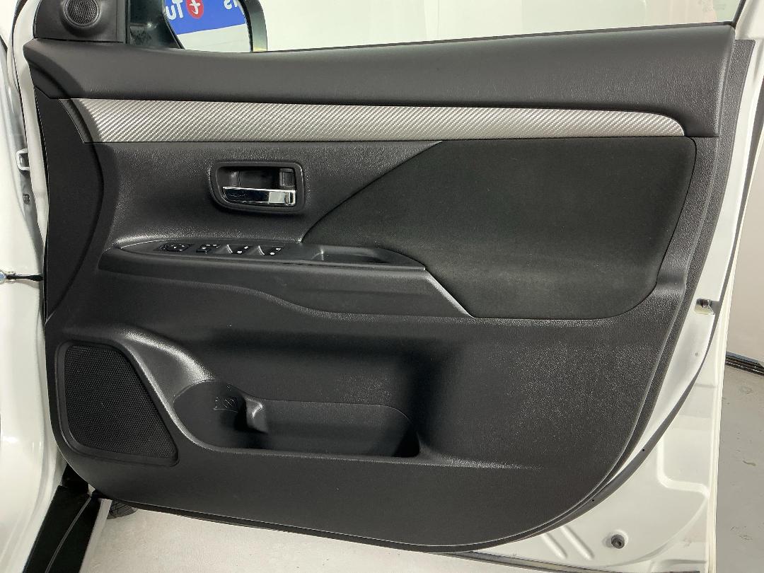 Photo '15' of Mitsubishi Outlander Photo '15' of Mitsubishi Outlander