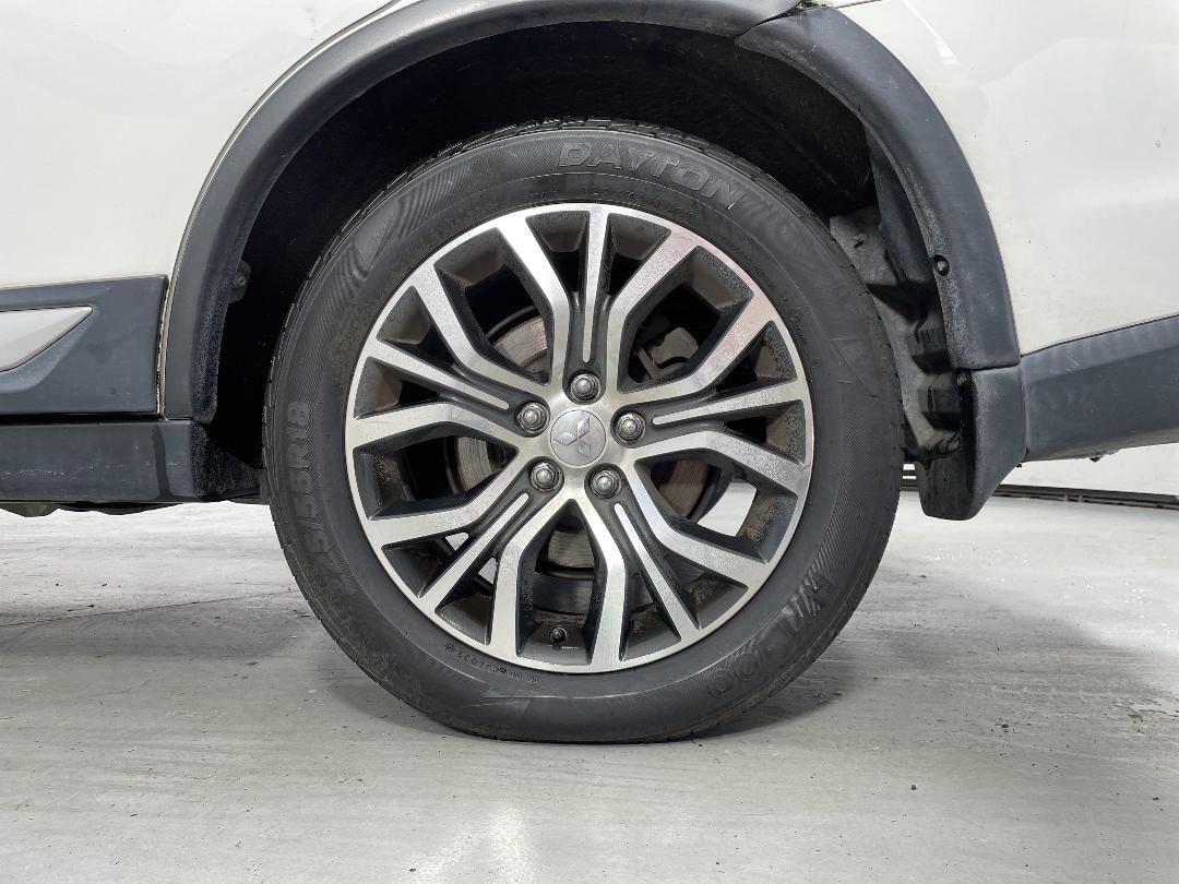 Photo '11' of Mitsubishi Outlander