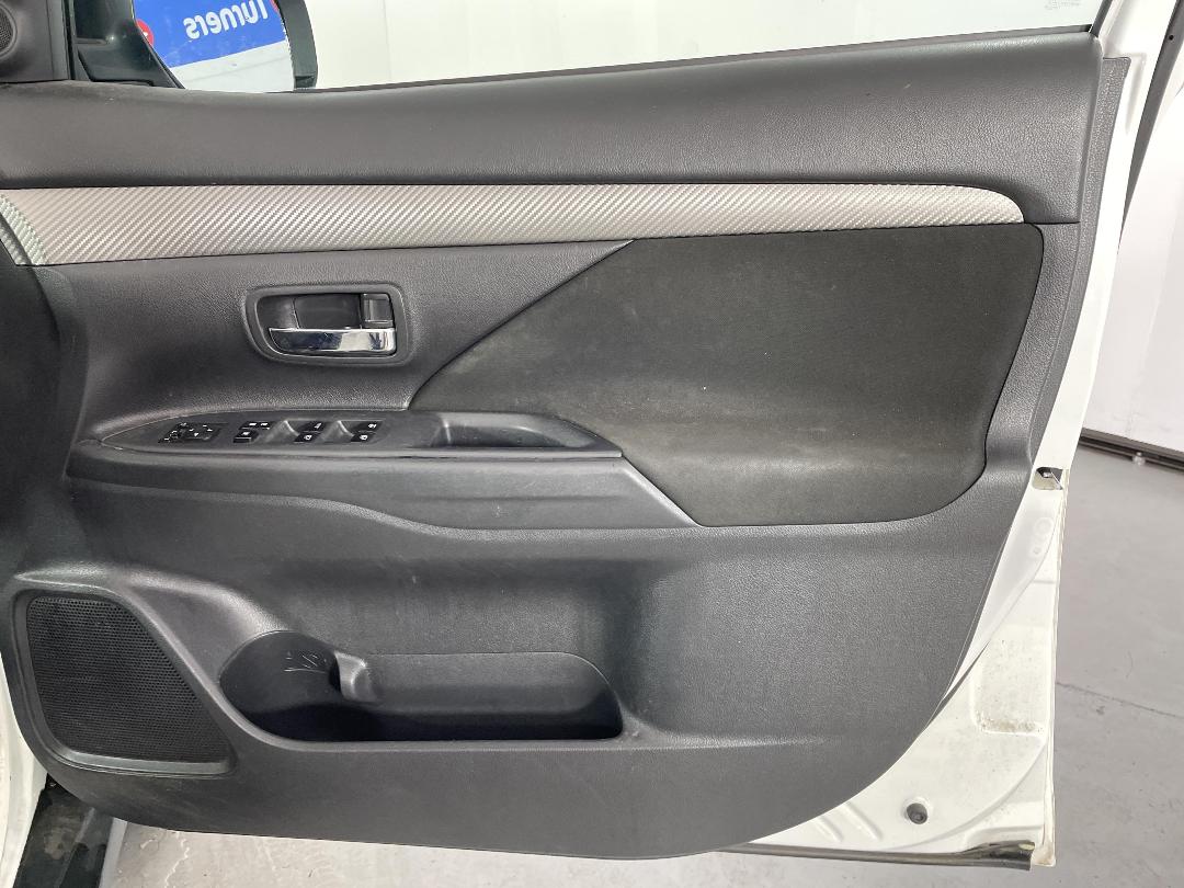 Photo '15' of Mitsubishi Outlander