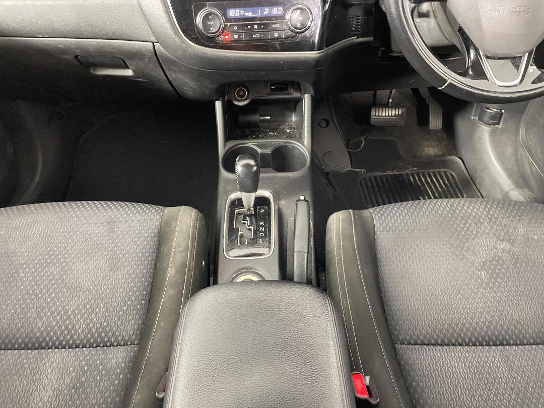 Photo '18' of Mitsubishi Outlander