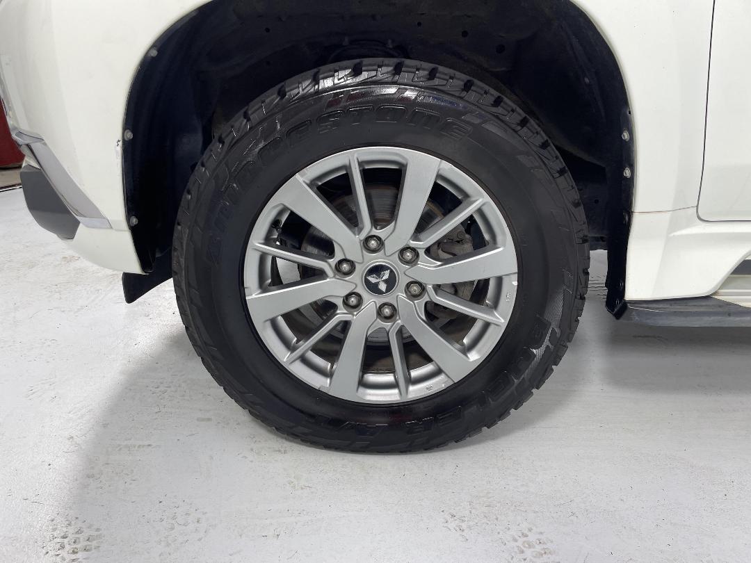 Photo '10' of Mitsubishi Pajero Sport Photo '10' of Mitsubishi Pajero Sport