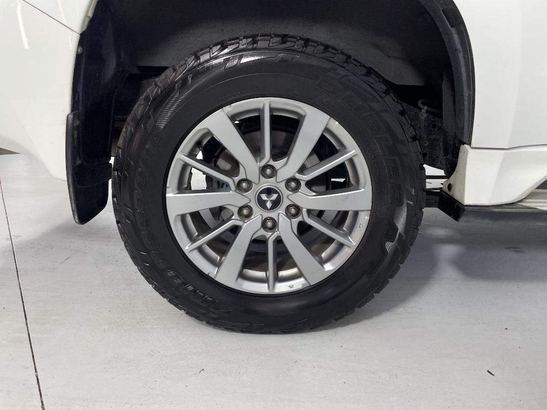 Photo '12' of Mitsubishi Pajero Sport Photo '12' of Mitsubishi Pajero Sport