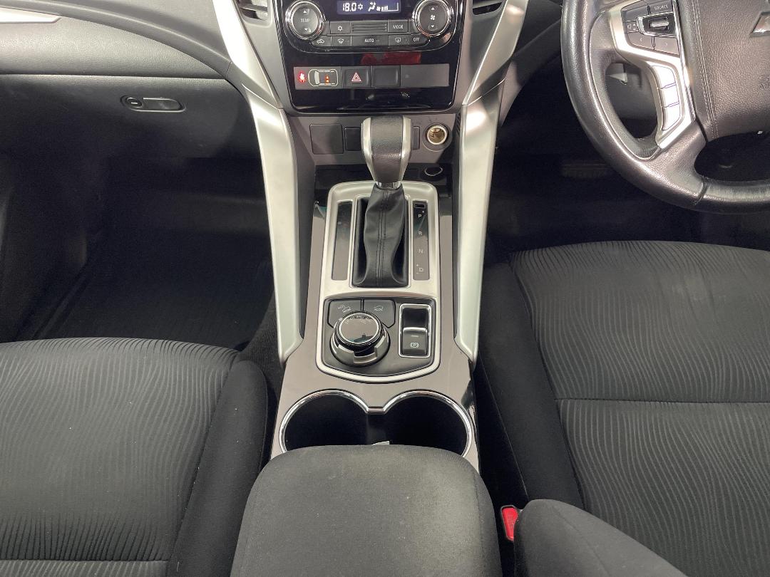 Photo '18' of Mitsubishi Pajero Sport Photo '18' of Mitsubishi Pajero Sport