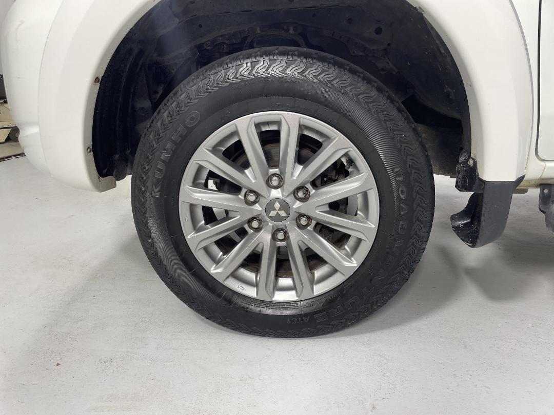 Photo '10' of Mitsubishi Triton