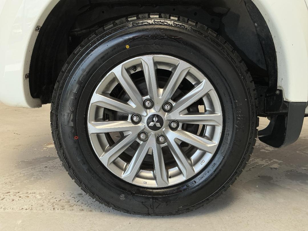 Photo '10' of Mitsubishi Triton