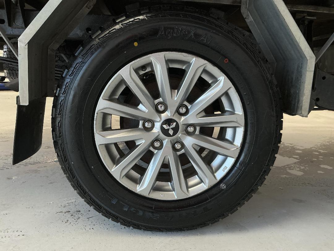 Photo '12' of Mitsubishi Triton