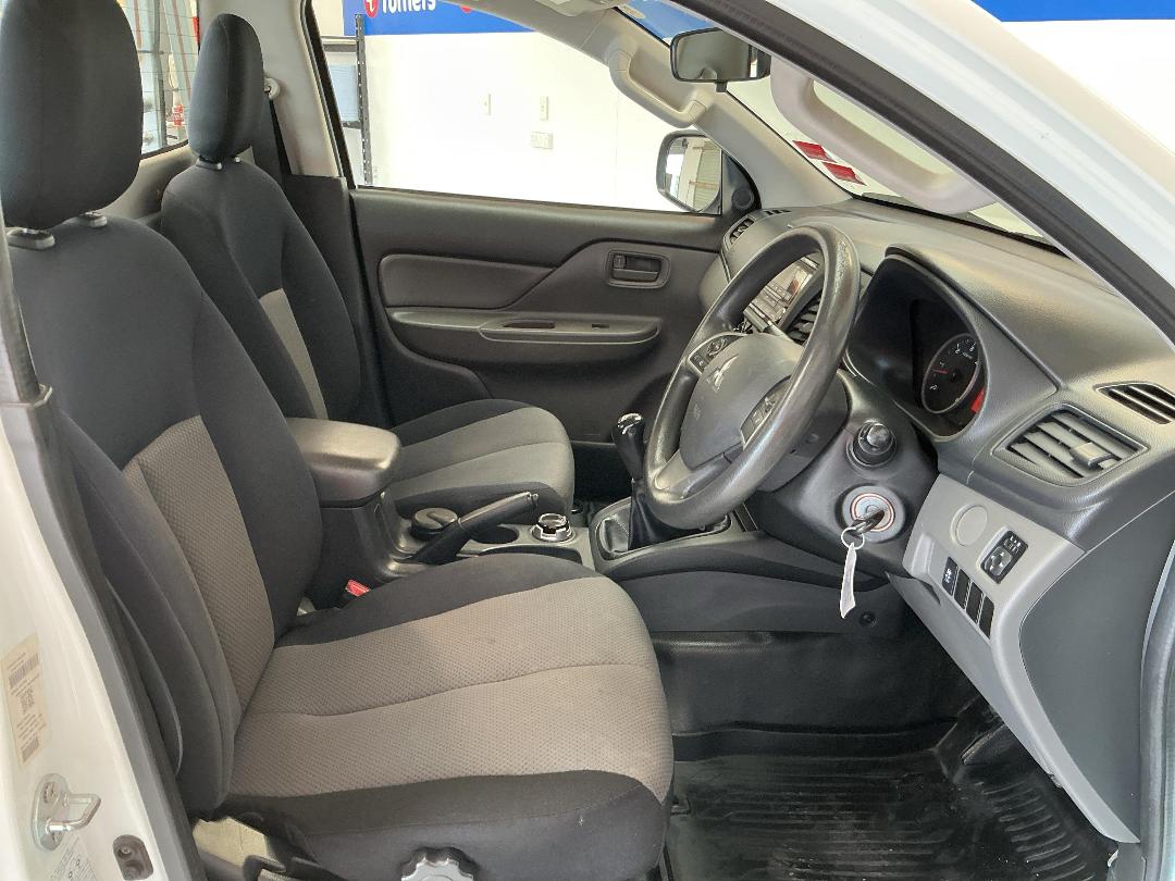 Photo '16' of Mitsubishi Triton