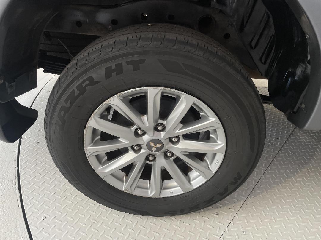 Photo '12' of Mitsubishi Triton