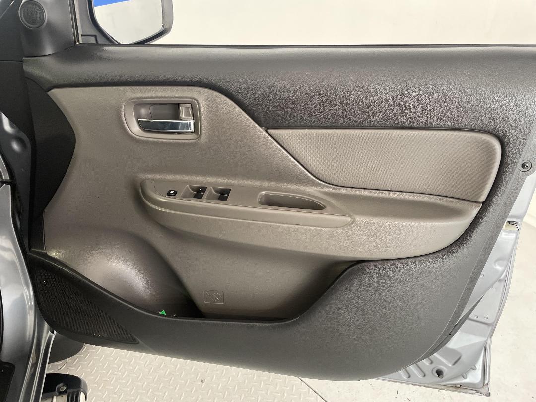 Photo '15' of Mitsubishi Triton