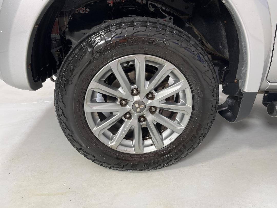 Photo '10' of Mitsubishi Triton