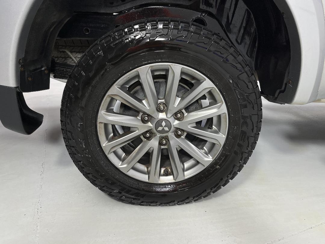 Photo '12' of Mitsubishi Triton