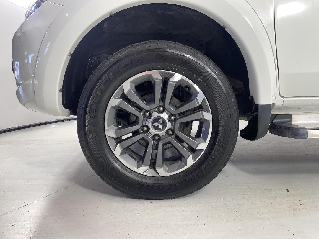 Photo '10' of Mitsubishi Triton