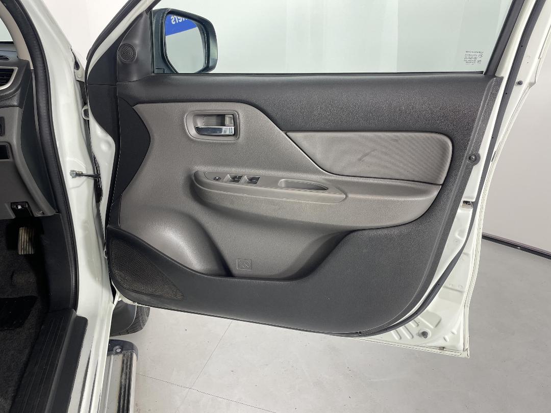 Photo '15' of Mitsubishi Triton