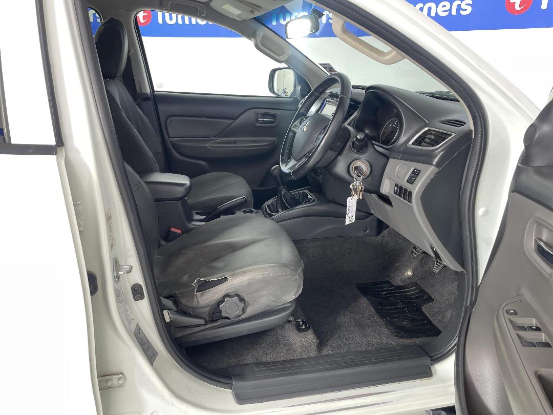 Photo '16' of Mitsubishi Triton