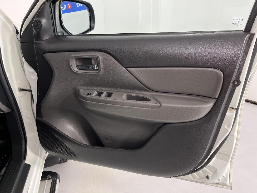 Photo '15' of Mitsubishi Triton