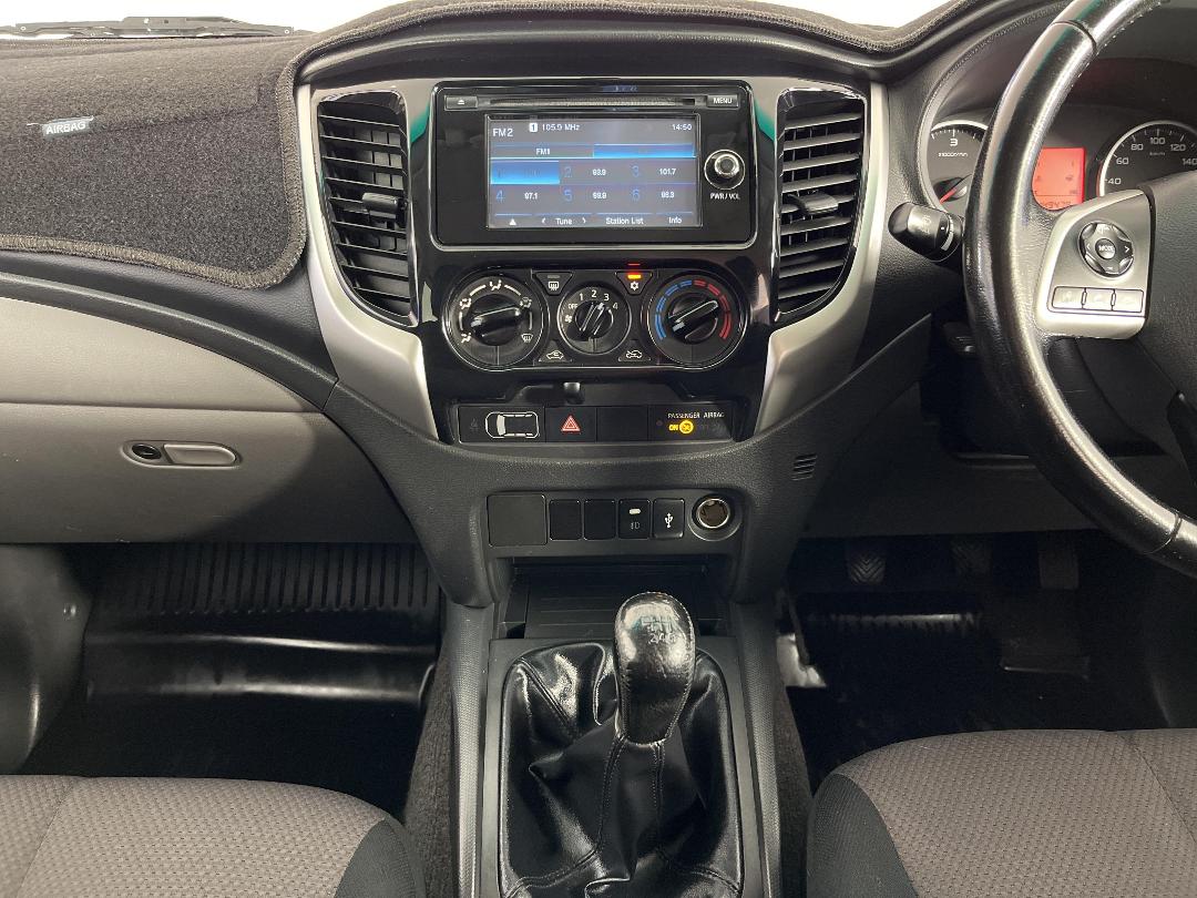 Photo '18' of Mitsubishi Triton