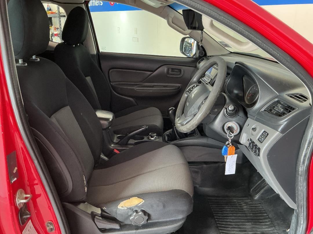 Photo '16' of Mitsubishi Triton