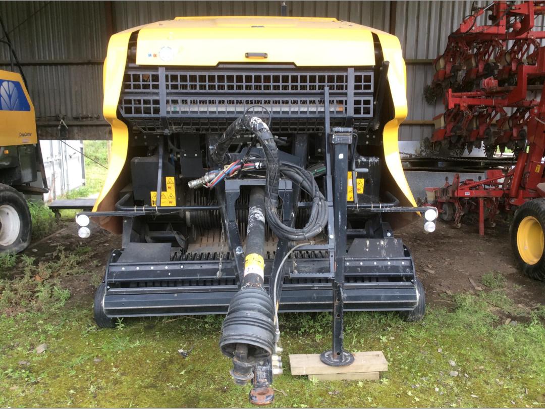 Photo '2' of New Holland Roll Baler 135 ULTRA Baler Photo '2' of New Holland Roll Baler 135 ULTRA Baler