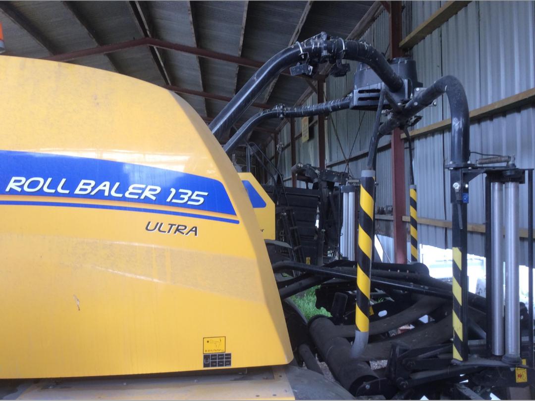 Photo '5' of New Holland Roll Baler 135 ULTRA Baler Photo '5' of New Holland Roll Baler 135 ULTRA Baler