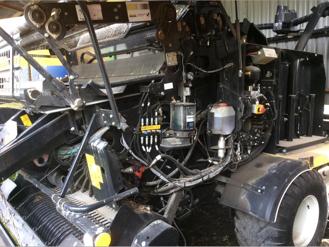 Photo '18' of New Holland Roll Baler 135 ULTRA Baler Photo '18' of New Holland Roll Baler 135 ULTRA Baler