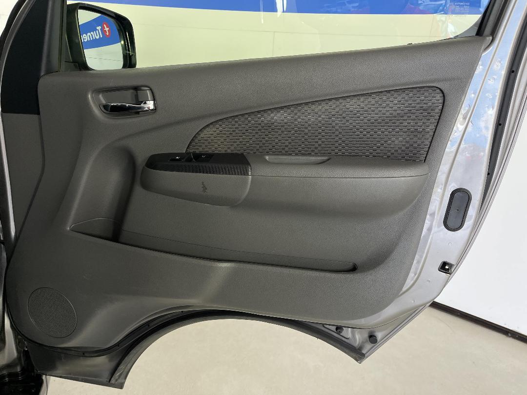 Photo '15' of Nissan Caravan